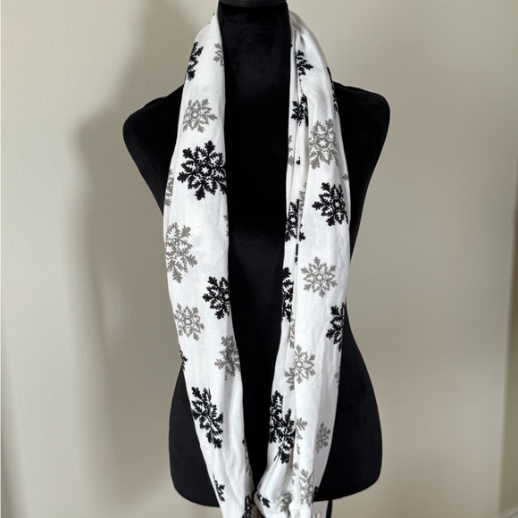 Snowflake Patterned Infinity Scarf - Picture 3 of 3